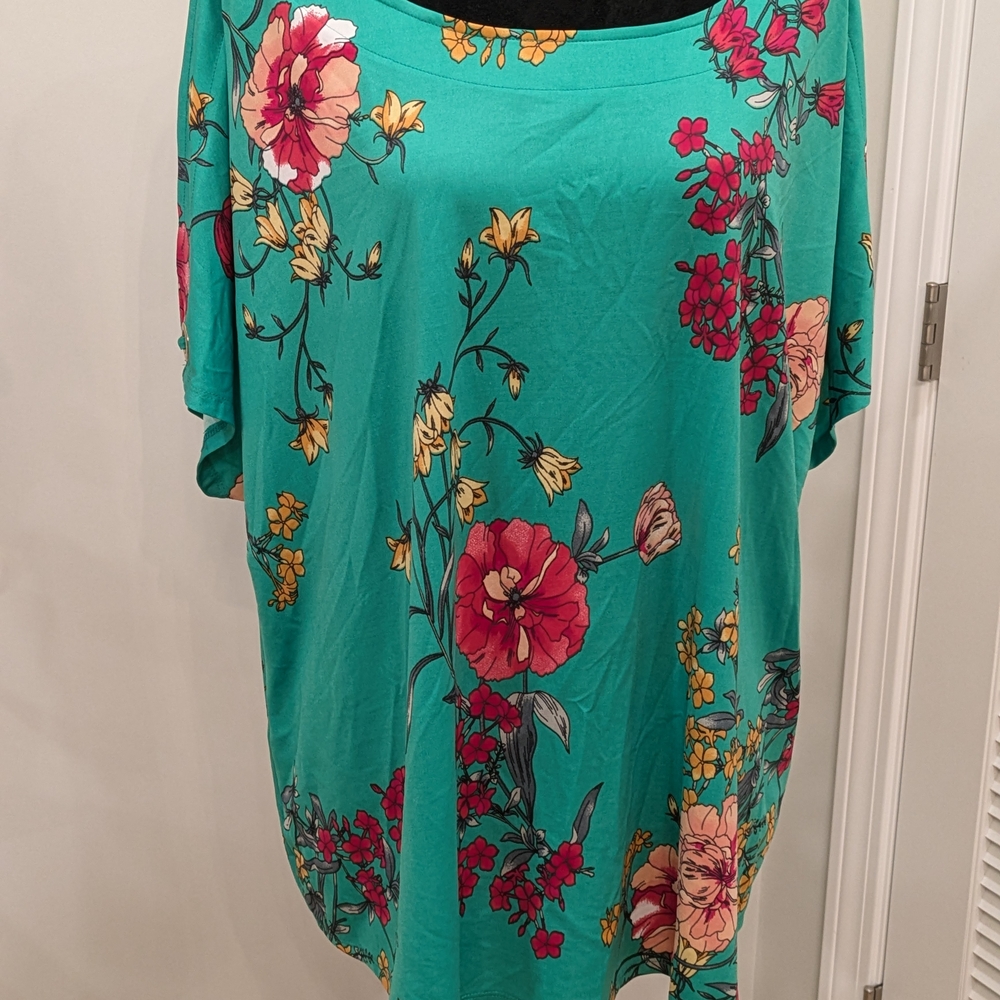 Avenue Women's Green/Flowers Tunic with Relaxed Fit Size 18/20 New With Tag
